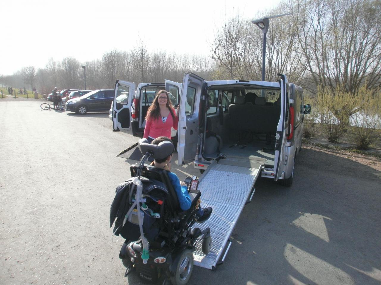 Véhicule accessible pour tous les fauteuils